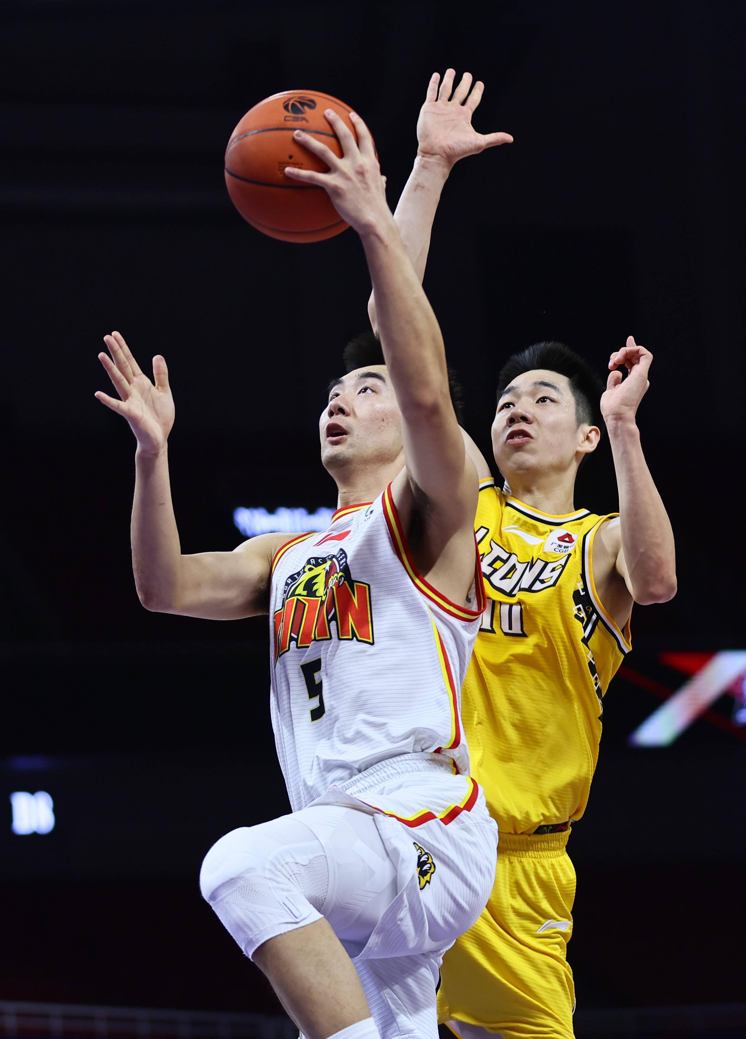 熊猫体育平台-CBA季后赛冲刺阶段走向成谜，里昂临场应变，态度坚定，数据趋势出现新变化