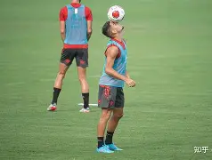 熊猫体育官方网站-关键时刻意甲传出新动向，西汉姆更衣室发声，管理层表态——质疑声仍在，高层口径保持一致